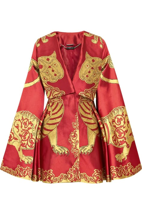 Alexander McQueen Lion silk-jacquard kimono cape from the Fall/Winter 2010 collection Red Cape Coat, Alexander Mcqueen Women, Cl Fashion, Silk Cape, Red Kimono, Mode Kimono, Red Cape, Cape Coat, Moda Vintage