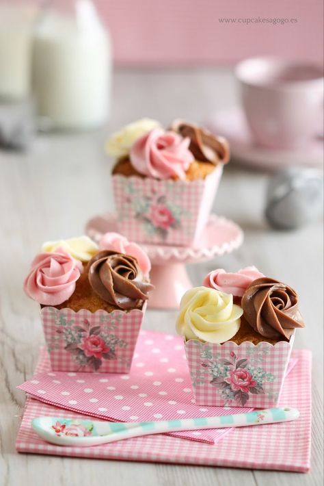 . Cupcakes Bonitos, Pretty Cupcakes, Cupcakes Decorados, Cupcake Art, Beautiful Cupcakes, Cupcake Frosting, Cute Cupcakes, Small Cake, Yummy Cupcakes