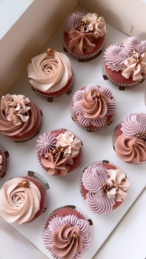 Beautiful Cupcakes Birthday, Cupcake Icing Designs, Girl Birthday Cupcakes, Rose Gold Cake, Gold Cupcakes, Cupcake Decorating Tips, Icing Design, Cupcake Gift, Pretty Cupcakes