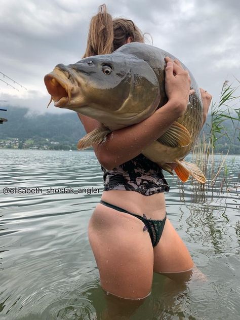 Fresh Fish Photography, Female Angler, Fishing Girl, Bowfishing, Fishing Pictures, River Fishing, Fishing Girls, Catching Fish, Fishing Life