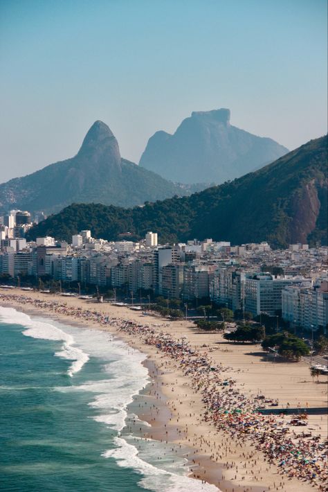 Orla da Praia de Copacabana, com vista para o Morro Dois Irmãos e a Pedra da Gávea no Rio de Janeiro Rihanna Fan, Copacabana Beach, Travel List, Latin America, Travel Bucket List, Travel Dreams, Rio De Janeiro, South America, Cityscape