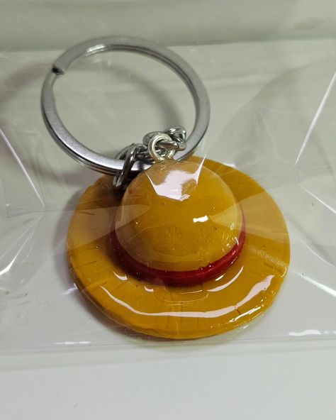 One Piece Clay Ideas, One Piece Clay Art, Keychain From Clay, One Piece Crafts, Anime Clay Ideas, Luffy's Hat, Luffy Hat, One Piece Keychain, Keychain Clay