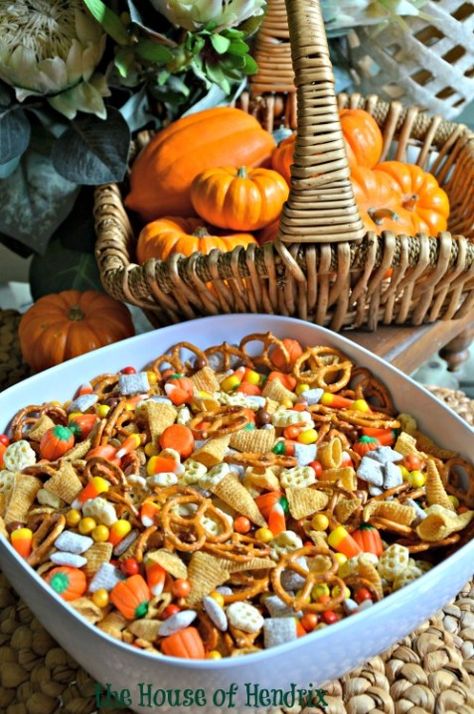 Harvest Hash, Halloween Trail Mix, Snack Halloween, Cheap Halloween Party, Recetas Halloween, Diy Halloween Party, Hash Recipe, Fall Snacks, Halloween Appetizers