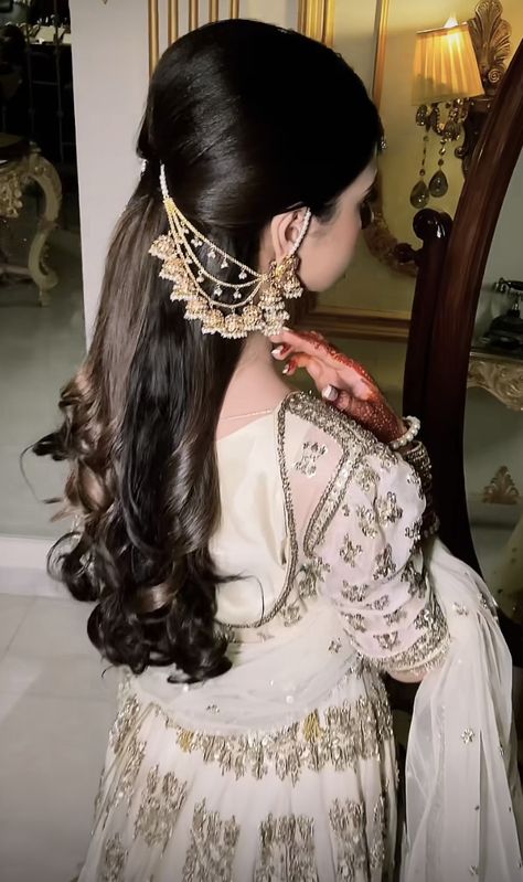 Hair Accessories Indian, Hairstyles For Barat Function, Jhumar Tikka Hairstyles, Jhumka With Ear Chain Hairstyle, Saharay Earring Hairstyle, Hairstyles With Jhumar Pakistani Bridal, Sahara Jhumka Hairstyle, Sahara Earrings Hairstyle, Jhumar Hairstyles Pakistani