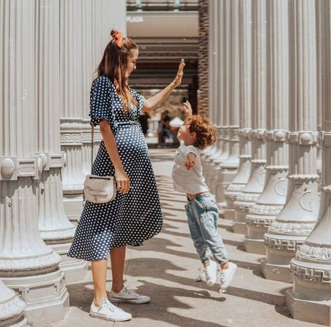 mom style High you jump!!! Love this look with the dress and senakers.   #pregnancyfashion #pregnancyclothes #pregnancyinspo Mode Edgy, جوني ديب, Parenting Goals, Cute Maternity Outfits, Stylish Maternity Outfits, Pregnancy Looks, Summer Pregnancy, Bump Style, Foto Tips