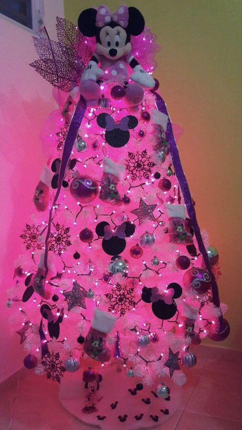 Minnie Mouse Christmas Tree Pink, Mini Mouse Christmas Tree Ideas, Minnie Mouse Christmas Decorations, Disney Themed Christmas Trees, Minnie Mouse Tree, Minnie Mouse Christmas Tree, Disney Christmas Tree Decorations, Disney Christmas Crafts, Mickey Mouse Christmas Tree