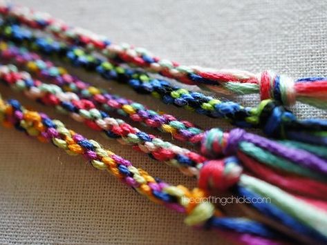 Jellyfish Bracelets are the perfect activity for the kids this summer! Embroidery Floss Bracelets, Floss Bracelets, Diy Friendship Bracelet, Diy Friendship Bracelets Tutorial, Homemade Bracelets, Embroidery Bracelets, Friendship Bracelets Tutorial, Diy Friendship Bracelets Patterns, Embroidery Book