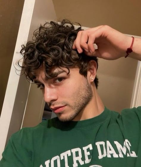 Black Curly Hairstyles, Medium Curly Hairstyles, Curly Taper Fade, 3a Curly Hair, V Shaped Haircut, Curly Hairstyles For Men, Fancy Aesthetic, Messy Curly Hair, Men's Curly Hairstyles