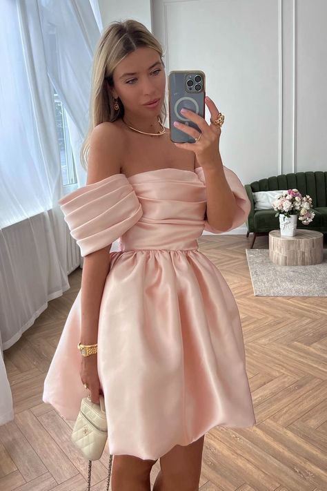 Birthday Outfit For 17th Birthday, Luxurious Dress, Puffy Skirt, Luxurious Dresses, Draped Bodice, Looks Party, Barbie Party, Pretty Prom Dresses, Special Dresses