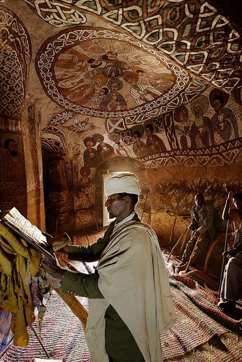 History Of Ethiopia, Ethiopian People, Orthodox Priest, Church Pictures, African Spirituality, Ancient Statues, Interesting Places, Architecture Old, Mural Painting