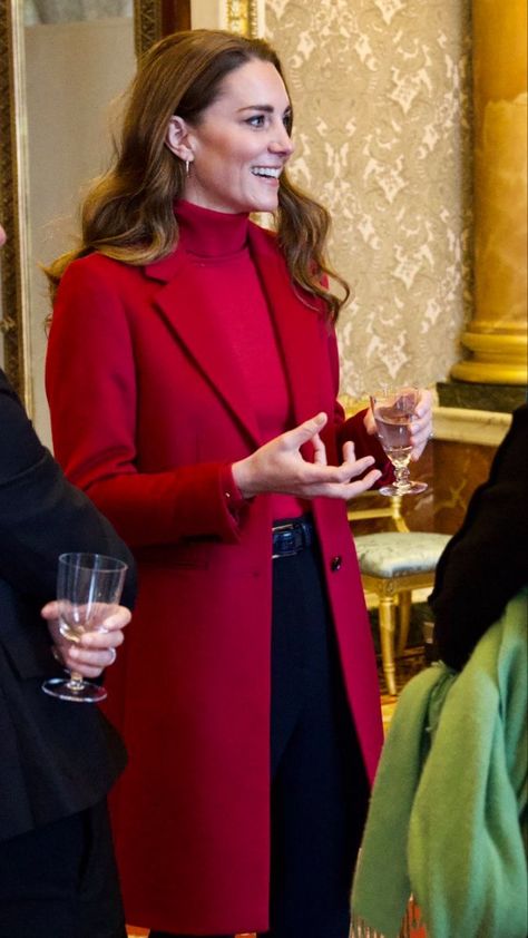 Kate Middleton Red Coat, Ducesa Kate, Red Coat Outfit, Kate Middleton Style Outfits, Looks Kate Middleton, Meghan And Harry, Kate Middleton Outfits, Fashion Fails, Princess Catherine