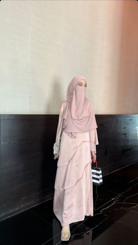 Niqab Outfit Street Styles, Niqabis Aesthetic, Niqab Fashion Style, Niqabi Fashion, Niqab Style, Fesyen Islam, Niqab Fashion, Muslim Fashion Hijab Outfits, Muslim Outfits Casual