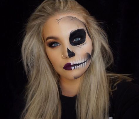 Taylor Booth~The Beauty Booth auf Instagram: „🎃HALLOWEEN 2016🎃 Day 4: "Half skull💀" PRODUCTS: BROWS: @anastasiabeverlyhills Brow powder in "Soft Brown" EYES: @anastasiabeverlyhills…“ Makijaż Sugar Skull, Half Skull Makeup, Halloween Make-up Looks, Half Skull, Skeleton Makeup, Halloween Makeup Inspiration, Brow Powder, Face Painting Halloween, Beauty Mark