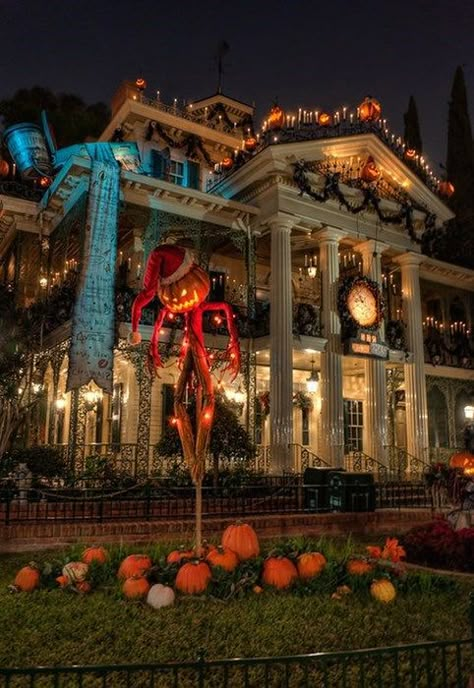 Mansion Christmas, Cheap Diy Halloween Decorations, Casa Halloween, Disneyland Halloween, Disney Haunted Mansion, Halloween Tattoo, Spooky Szn, Halloween Yard, Theme Halloween