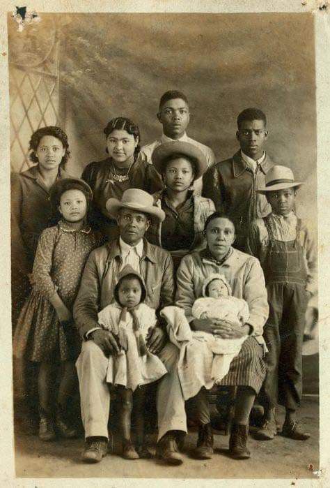 New Orleans Family Creole People, Creole Culture, Louisiana Creole, American Photo, Vintage Black Glamour, We Are The World, Black Families, African Diaspora, Tee Set