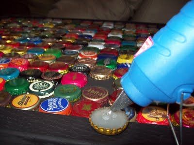 Windfarm: How to make a bottle cap table. been collecting for years - just need to find a table... Bottle Cap Tabletop, Beer Cap Table, Beer Crafts, Bottle Cap Ideas, Bottle Cap Table, Bottle Cap Projects, Hantverk Diy, Beer Bottle Caps, Beer Cap