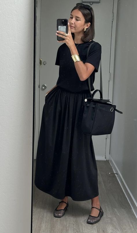 Black Full Midi Skirt Outfit, Black Maxi Skirt Office Outfit, Full Midi Skirt Outfit, Satin Skirt Outfit Summer Casual, Black Midi Skirt Outfit Casual, Poplin Skirt Outfit, Smart Casual Outfit Women, Winter Cocktail Outfit, Tiered Maxi Skirt Outfit