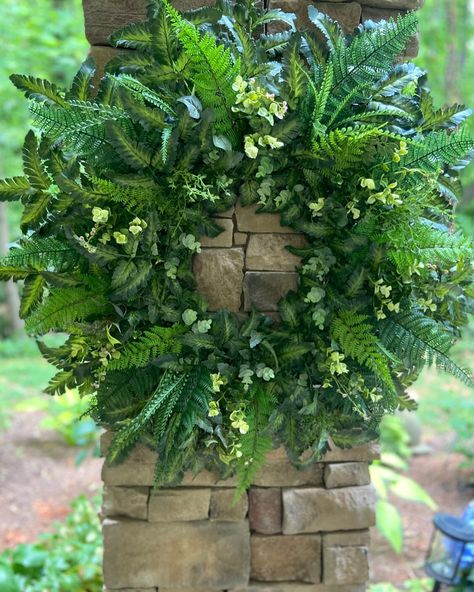 Bring the outdoors in with this stunning fern wreath! Perfect for adding a touch of natural elegance to your home decor. • • #twistedpinewreaths #greenerydecor #FernWreath #NaturalDecor #HomeSweetHome #WreathLove #GreenThumb #BotanicalChic #NatureInspired #DecorInspiration #etsyfinds #etsyshop #wreath #summerwreath #wreaths #wreathsofinstagram #frontdoorwreath # Fern Wreath, Greenery Decor, All Season Wreath, Greenery Wreath, Everyday Wreath, Nature Decor, Outdoor Christmas Decorations, Summer Wreath, Spring Wreath