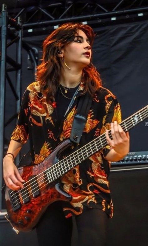 Female Rocker Aesthetic, Bassist Outfit, Female Guitarist Aesthetic, Punk Guitarist, Guitarist Aesthetic, Guitarist Girl, Aesthetic Guitar, Punk Style Women, Chicas Punk Rock