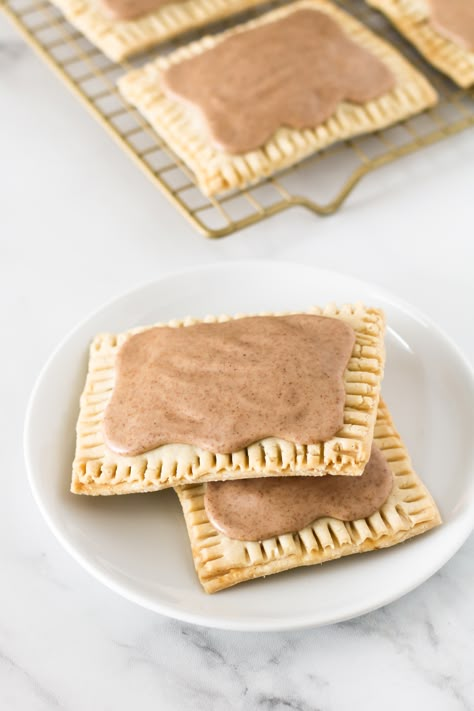 Brown Sugar Cinnamon Pop Tarts, Cinnamon Pop Tarts, Gluten Free Pop Tarts, Brown Sugar Pop Tarts, Pop Tart Flavors, Cinnamon Glaze, Strawberry Pop Tart, Breakfast Goodies, Gluten Free Flour Blend