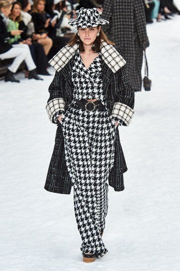 Chanel Herbst/Winter 2019-2020 Ready-to-Wear - Fashion Shows | Vogue Germany Chanel Fall 2019, Winter Runway, Haute Couture Style, Elegant Work Outfits, Moda Chanel, Chanel Runway, Mode Chanel, Chanel Collection, Vogue Germany