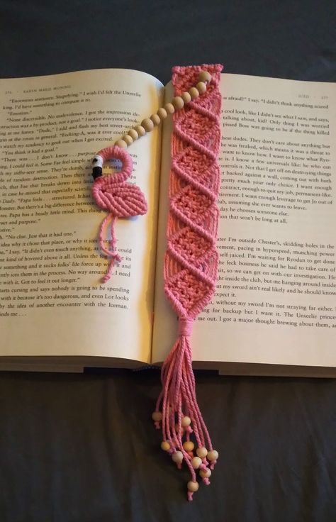 Macrame Bookmark Pattern, Macrame Bookmark Diy, Macrame Bookmarks, Macrame Bookmark, Macrame For Beginners, Macrame Designs, Art Macramé, Macrame Beads, Bookmark Pattern