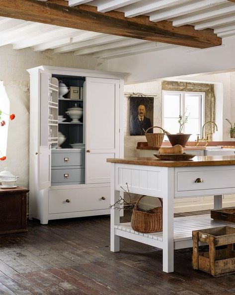 2022 Kitchen Trends - Custom Cabinetry & Organization Cosy Kitchens, Classic English Kitchen, Painted Beams, Unfitted Kitchen, Old World Kitchens, Prep Table, Devol Kitchens, Country Kitchen Designs, Cosy Kitchen