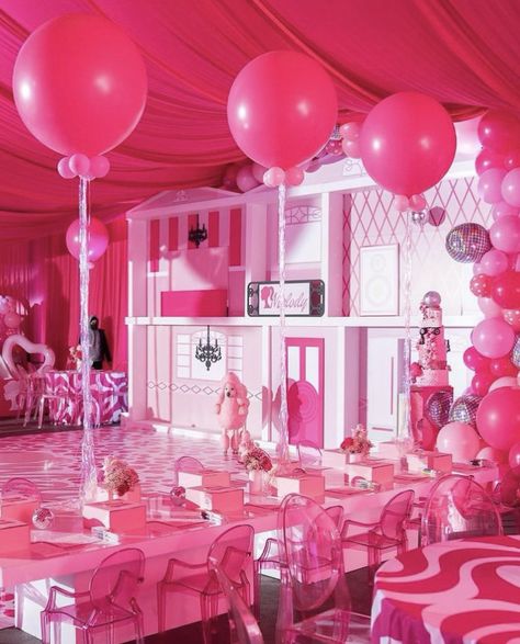 Barbie House Party Decor, Barbie Birthday Candy Table, Barbie Party Table, Barbie Dinner Party, Barbie Sweet 16 Party, Adult Barbie Party Ideas, Adult Barbie Birthday Party, Sweet 16 Party Planning, Barbie Decorations