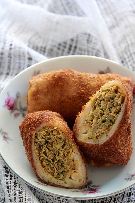 Bakery Style Chicken Rolls Mushroom Spring Rolls, Curry Puff Recipe, Kids Snack Box, Rolled Chicken Recipes, Making Chicken, Chicken Roll, Chicken And Mushroom, Chicken Snacks, Vegetarian Breakfast Recipes