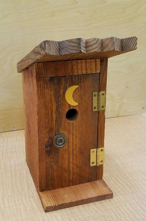 Outhouse birdhouse Outhouse Birdhouse, Brid House, Birdhouse Ideas, Out Houses, Bird Box, Butterfly House, Bird Houses Diy, Model Railroading, Bird Boxes