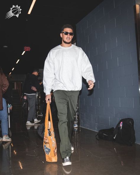 Crewneck Outfit Men, 90s Outfit Men, Crewneck Outfit, Nba Outfit, Nba Fashion, Tomboy Chic, Devin Booker, Mens Trendy Outfits, Street Fashion Men Streetwear