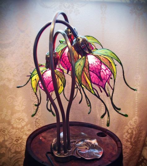 Faerie Art, Lampe Art Deco, Faery Art, Diy Lampe, Flower Lamp, Stained Glass Lamps, Tiffany Lamps, Flower Lights, Silk Flower