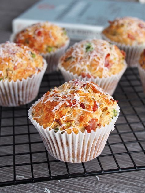 This recipe for savory muffins is based on The Ginger & White Cookbook. The muffins are made with olive oil and filled with bacon, Parmesan & spring onions. Savory Breakfast Muffins, Savory Brunch Recipes, Breakfast Savory, Savory Cupcakes, Savory Muffins Recipes, Muffins Breakfast, Savory Muffins, Muffin Tin Recipes, Baking Muffins