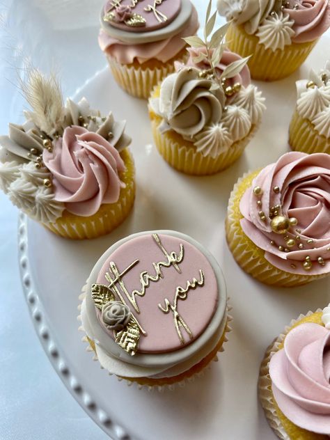 IG: Lindas_cupcakes_and_cookies Bible Cupcakes, Christian Cupcakes, Christian Cupcakes Ideas, Jw Cupcakes, Cross Cupcakes, Cross Cupcake Cake Confirmation, Beautiful Cupcakes, Morning Tea, Cake Toppers