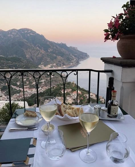 Romantic Italy, Italy Summer, Italy Aesthetic, Italian Summer, Italy Vacation, Romantic Dinners, European Summer, Best Places To Travel, Dream Destinations