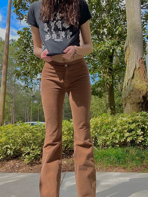 Brown Flare Pants Outfit Summer, Tan Flare Jeans Outfit, Brown Bootcut Pants Outfit, Brown Flare Pants Outfit, Boot Cut Pants Outfit, Bootcut Pants Outfit, Outfitters Clothes, Brown Flare Pants, Bootcut Jeans Outfit