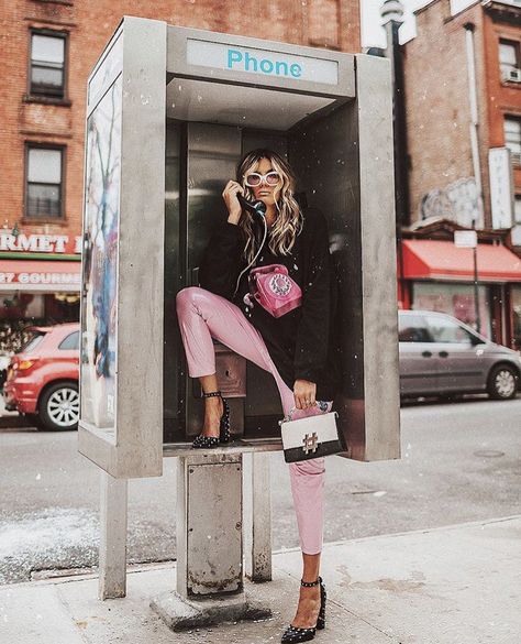 Blogger Poses, City Shoot, Stunning Fashion, Shotting Photo, Street Style Blog, Phone Booth, Fashion Photography Poses, Fashion Photography Inspiration, Foto Poses