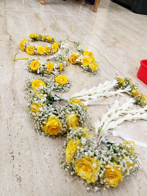 Tiara For Haldi Ceremony, Haldi Jwellery Flowers For Bride, Floral Jewelry For Haldi, Haldi Jwellery Flowers Bridal, Fresh Flower Jewelry For Haldi, Haldi Jewellery Bridal Flowers, Real Flower Jewellery For Haldi, Haldi Accessories, Haldi Jewellery For Bride