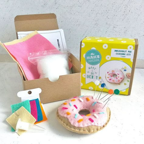 Doughnut Craft, Donut Diy, Ide Hampers, Make Your Own Pins, Sewing Kits Diy, Diy Pin Cushion, Basic Sewing Kit, Diy Donut, Diy Donuts