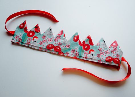 Diy Fabric Christmas Crackers, Festive Hats Christmas Diy, Fabric Crown Diy Free Pattern, Fabric Christmas Crowns Pattern, Fabric Christmas Crown, Fabric Crown Pattern Free, Diy Christmas Hats Ideas, Diy Christmas Hats, Diy Christmas Crackers