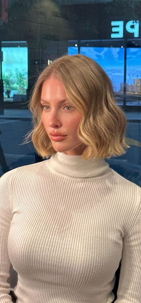 Short Soft Blonde Hair, Short Hairstyles Curled, Short Hair Styles Elegant Classy, Blonde Bob Ideas, Golden Bob Hair, Brown To Blonde Bob, Curled Blonde Bob, Short Bob With Headband, Short Honey Brown Hair