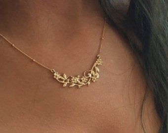 Elegant Gold Bridal Necklace, Simple Gold Necklace Designs, Gold Floral Necklace, Botanical Necklace, Pendant Designs, Gold Necklace Indian, Elegant Jewellery, Formal Jewelry, Gold Jewelry Simple Necklace