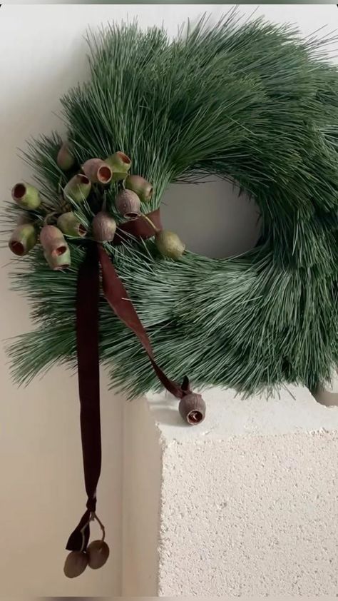 Cute Christmas Decor Ideas, Wreath Ideas Christmas, Minimal Christmas Decor, Front Door Christmas Decor, Wreaths For Front Door Christmas, Door Christmas Decor, Cute Christmas Decor, Christmas Wreath Ideas, Front Door Christmas