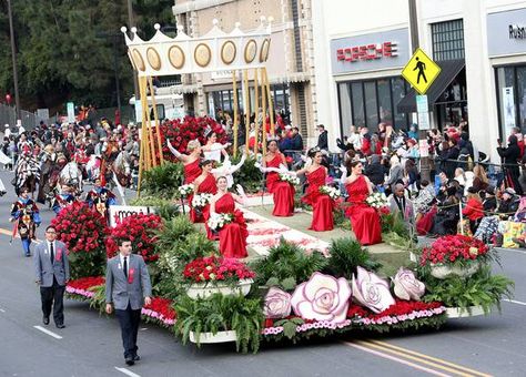 124th Rose Parade Royal Court Float-2013 Las Vegas Homecoming Float, Royal Parade Float, High School Parade Floats Homecoming, Floats For Parade Homecoming, Rose Parade Floats, Parade Float Supplies Walmart, Homecoming 2023, Parade Ideas, Rose Parade