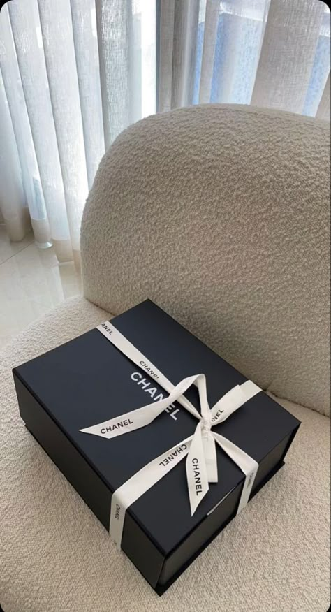 Chanel Box Packaging, Inspo For Instagram, Expensive Brands, Birthday Aesthetic, Luxury Birthday, Dior And I, Chanel Box, Fashion Packaging, Celebrity Singers