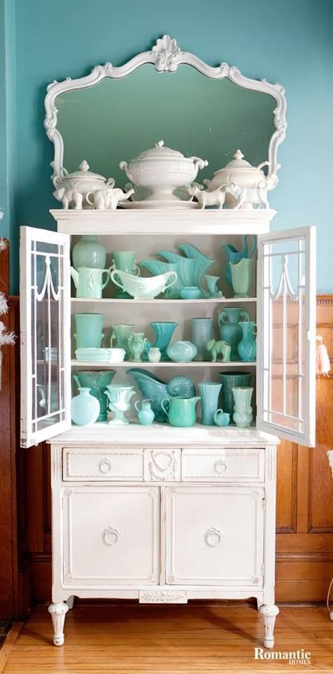 Green Dishes, Casa Clean, Milk Glass Collection, Old Cabinets, Colored Glassware, Mccoy Pottery, White Pottery, Décor Boho, Romantic Homes