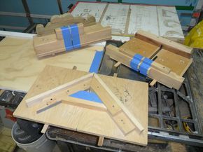 An overview of four table saw sleds. Adapt those you need for your saw and purposes. Sewing Machine Table Diy, Best Circular Saw, Table Saw Sled, Best Table Saw, Woodworking Table Saw, Table Saw Stand, Woodworking Jigsaw, Table Saw Jigs, Diy Table Saw