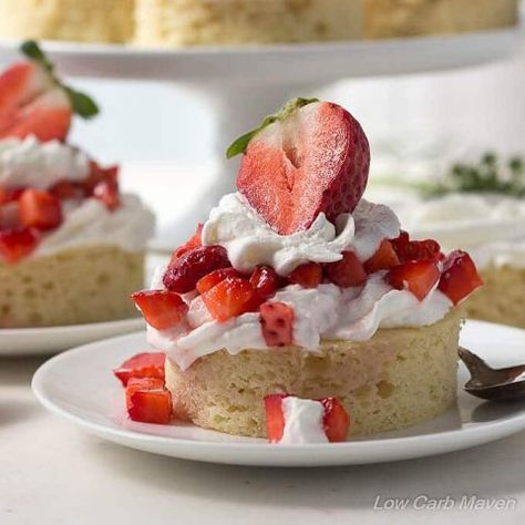 Low Carb Strawberry Almond Shortcake - cake version | Low Carb Maven Gluten Free Dairy Free Cake, Galletas Keto, Strawberry Shortcake Dessert, Almond Flour Cakes, Dessert Mousse, Cheesecake Brownie, Shortcake Cake, Strawberry Shortcakes, Low Carb Maven