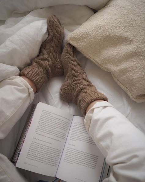 Comfy Socks Aesthetic, Eryn Aesthetic, Meia Aesthetic, Cozy Socks Aesthetic, Fluffy Socks Aesthetic, Fuzzy Socks Aesthetic, Sock Aesthetic, Reading Socks, Aesthetic Socks