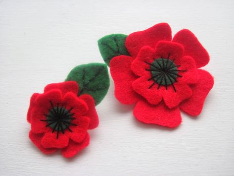 Poppies Crochet, Fabric Poppies, Remembrance Poppies, Crochet Poppies, Poppy Craft, Diy Brooch, Poppy Pins, Remembrance Poppy, Diy Floral Decor